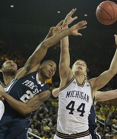 Jon Horford (15) and Max Bielfeldt (44)