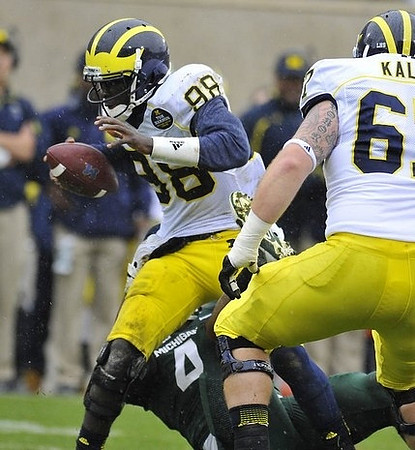 Devin Gardner (98) and Kyle Kalis (67)