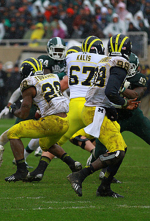 Fitzgerald Toussaint (28), Kyle Kalis (67), and Devin Gardner (98)