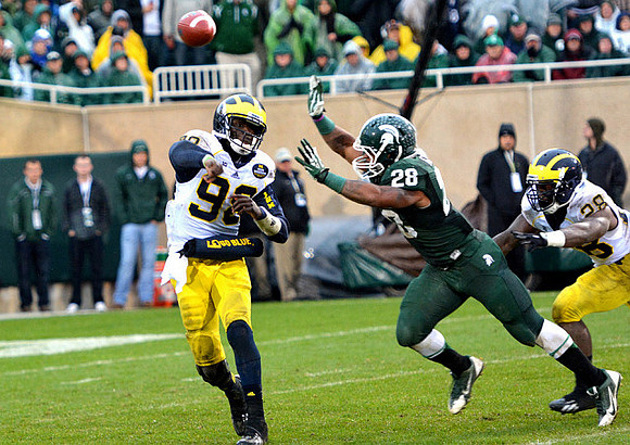Devin Gardner (98) and Fitzgerald Toussaint (28)