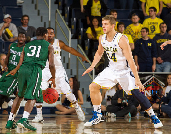 Eso Akunne (5) and Max Bielfeldt (44)