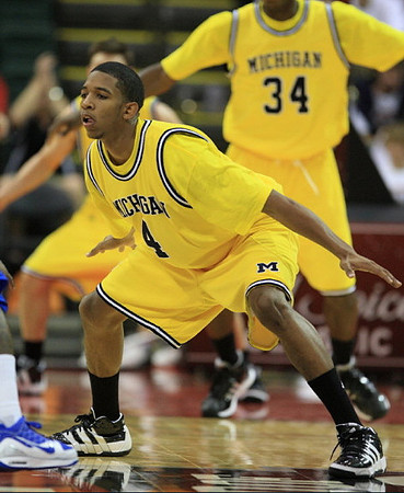 Darius Morris (4) and DeShawn Sims (34)