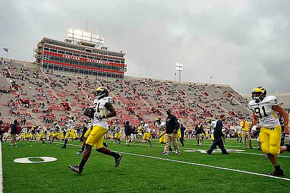 Junior Hemingway (21) and Tom Pomarico (91)
