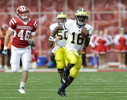 Denard Robinson (16) and David Molk (50)