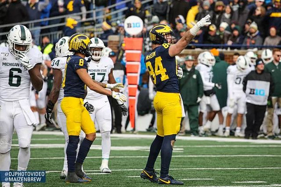 Ronnie Bell (8) and Sean McKeon (84)