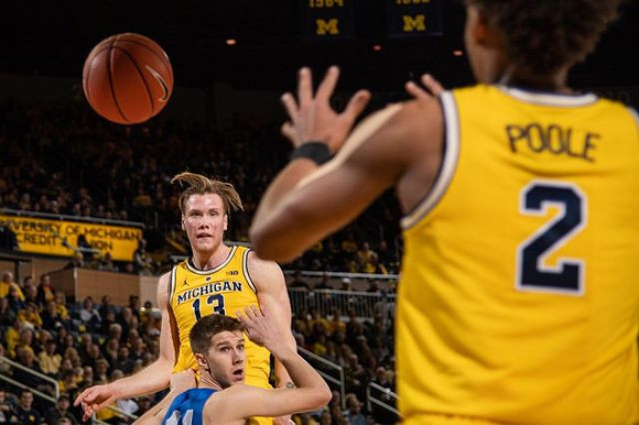 Zavier Simpson (3) and Jordan Poole (2)
