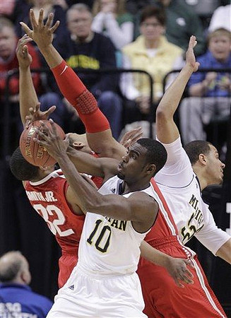 Tim Hardaway Jr. (10) and Jordan Morgan (52)
