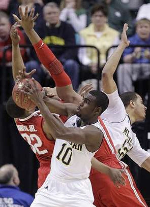 Tim Hardaway Jr. (10) and Jordan Morgan (52)