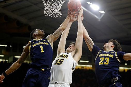 Charles Matthews (1) and Brandon Johns Jr. (23)