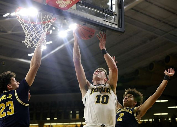 Brandon Johns Jr. (23) and Jordan Poole (2)