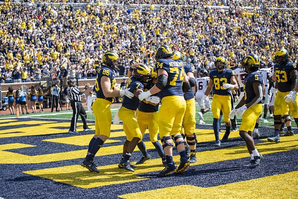 Donovan Edwards (7), and Michigan Team