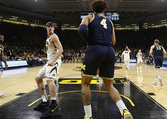 Isaiah Livers (4) and Ignas Brazdeikis (13)