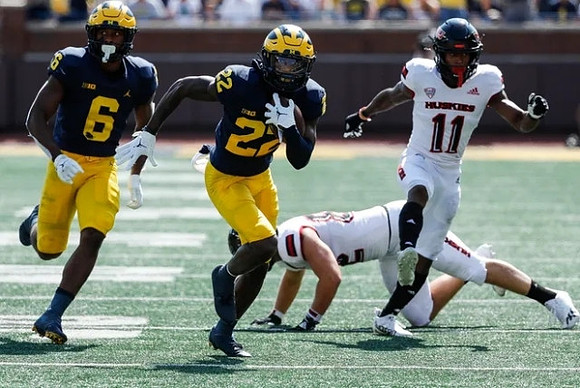 Cornelius Johnson (6), and Tavierre Dunlap (22)