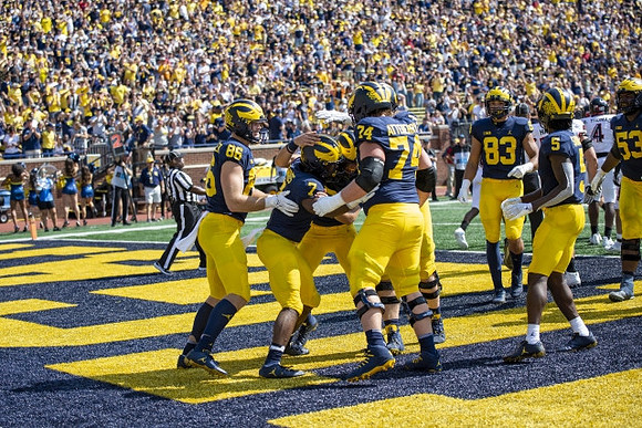Donovan Edwards (7), and Michigan Team