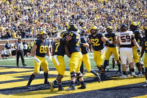 Donovan Edwards (7), and Michigan Team