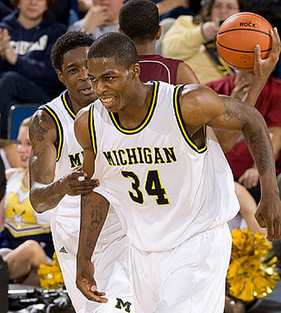 DeShawn Sims (34) and Manny Harris (3)