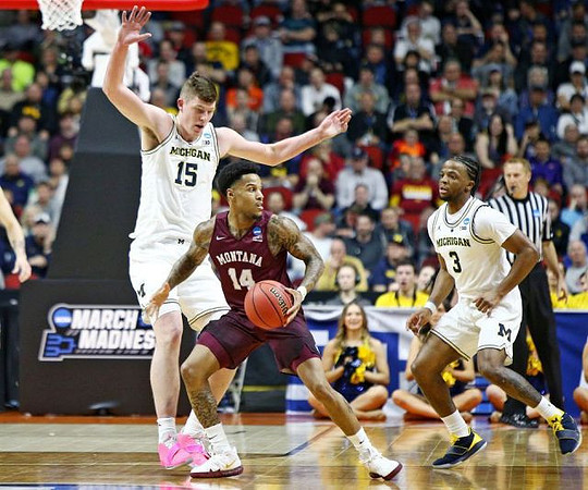 Jon Teske (15) and Zavier Simpson (3)