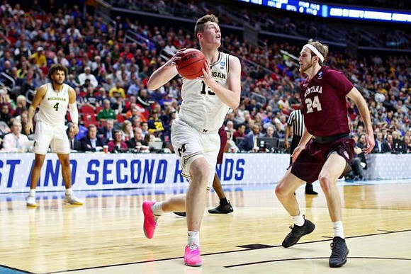 Isaiah Livers (4) and Jon Teske (15)