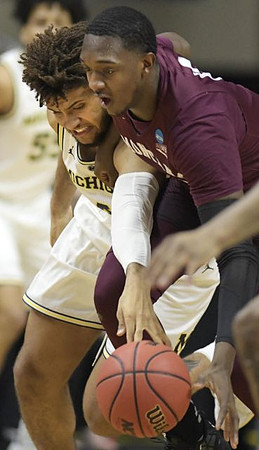 Isaiah Livers (4) and Eli Brooks (55)