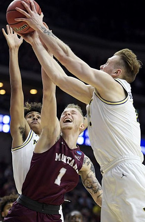 Jordan Poole (2) and Ignas Brazdeikis (13)