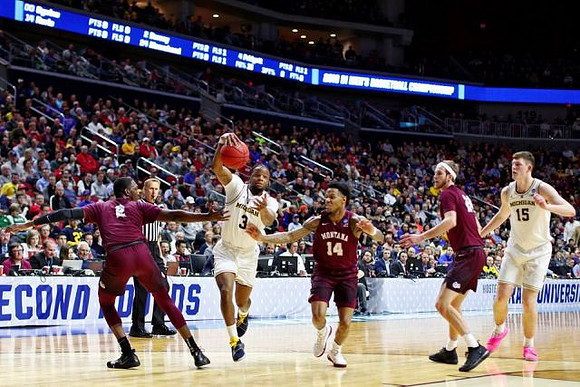 Zavier Simpson (3) and Jon Teske (15)