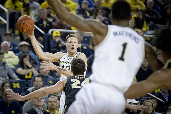 Ignas Brazdeikis (13) and Charles Matthews (1)