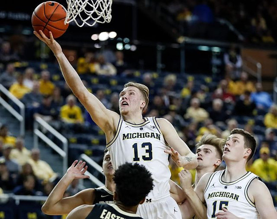Ignas Brazdeikis (13) and Jon Teske (15)