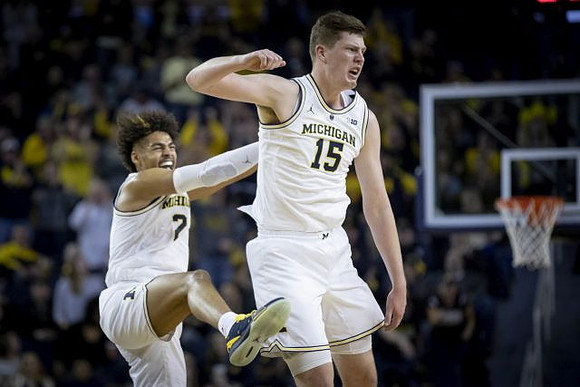 Jordan Poole (2) and Jon Teske (15)