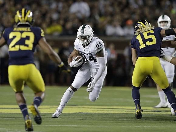 Tyree Kinnel (23) and Chase Winovich (15)