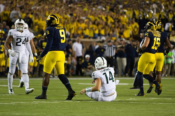 Mike McCray (9) and Chase Winovich (15)
