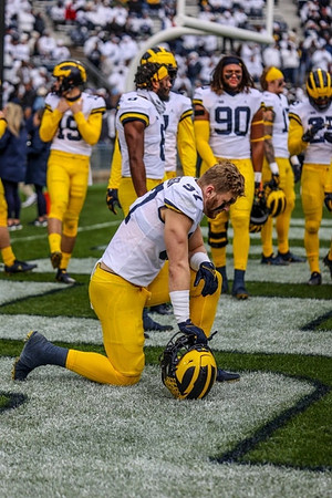 Aidan Hutchinson (97) and Michigan Team