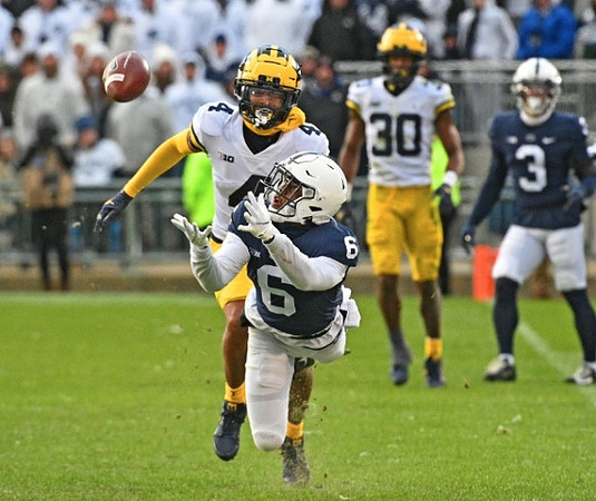 Vincent Gray (4) and Daxton Hill (30)