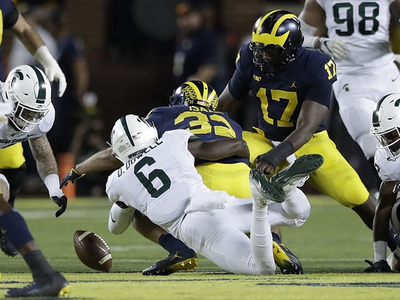 Ty Isaac (32) and Tyrone Wheatley Jr. (17)