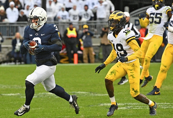 Rod Moore (19) and David Ojabo (55)
