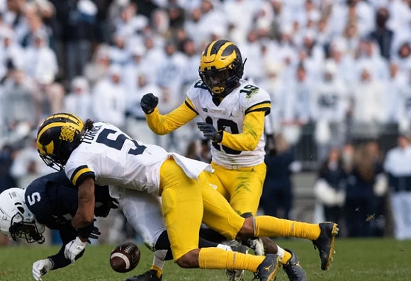 DJ Turner (5) and Rod Moore (19)