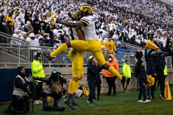 Erick All (83) and Mike Sainristil (5)