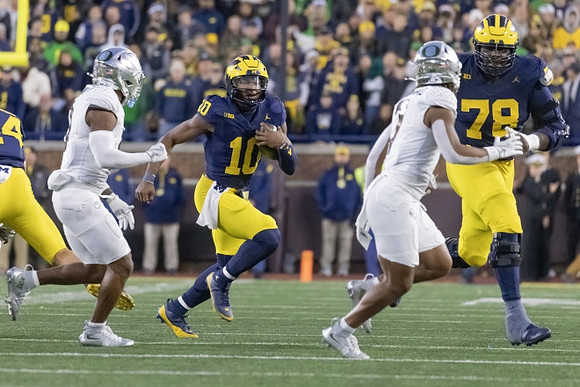 Alex Orji (10) and Myles Hinton (78)