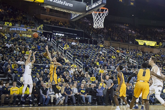 Duncan Robinson (22) and Mark Donnal (34)