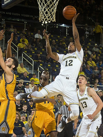 Muhammad-Ali Abdur-Rahkman (12) and Moritz Wagner (13)