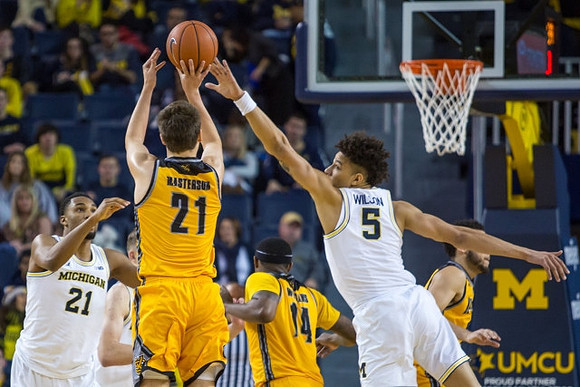 Zak Irvin (21) and D.J. Wilson (5)
