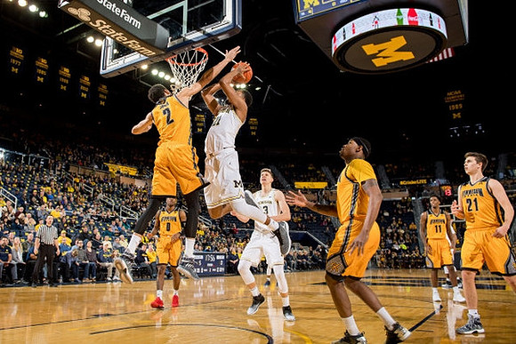 Zak Irvin (21) and Moritz Wagner (13)