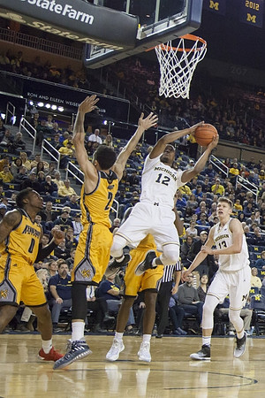 Muhammad-Ali Abdur-Rahkman (12) and Moritz Wagner (13)