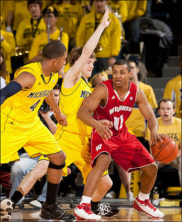 Darius Morris (4) and Matt Vogrich (13)