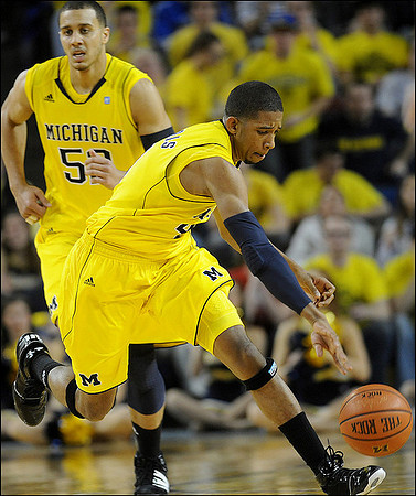 Jordan Morgan (52) and Darius Morris (4)