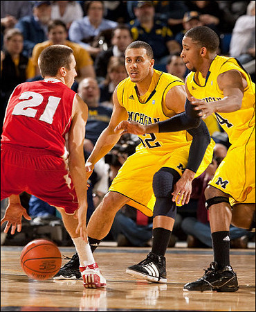 Jordan Morgan (52) and Darius Morris (4)