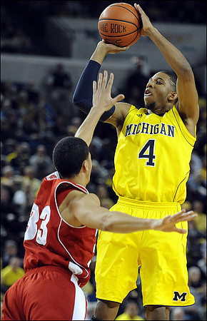 Darius Morris (4)