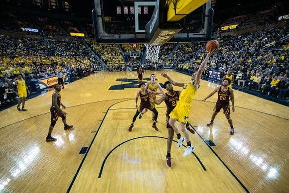 Jordan Poole (2), Jon Teske (15), and Ignas Brazdeikis (13)