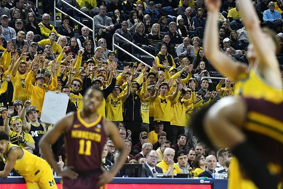 Jordan Poole (2) and Ignas Brazdeikis (13)
