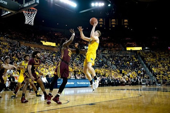 Isaiah Livers (4) and Ignas Brazdeikis (13)
