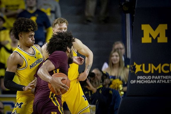 Jordan Poole (2) and Ignas Brazdeikis (13)